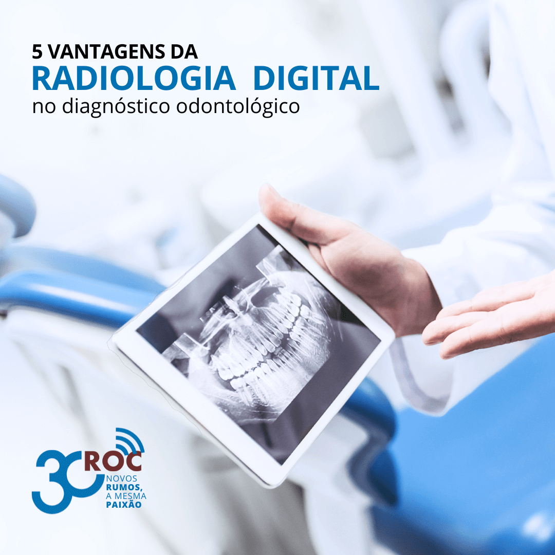 Radiologista segurando um tablet mostrando um exame de imagem